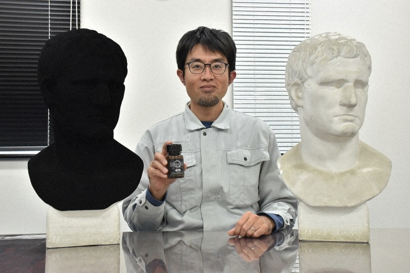 彩発見：／3 塗料で世界を「面黒く」 「黒色無双」光陽オリエントジャパン ／埼玉 | 毎日新聞