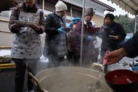 避難所となっている地区集会所で一緒に朝食をとる住民たち。正月用に保存していた食料を持ち寄り、毎日3食一緒に作っている。約40人が寝泊まりをしている＝石川県能登町で2024年1月4日午前、和田大典撮影