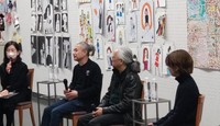 展示作品をバックに障害者アートへの思いを語る（左から）宮本恵美、中津川浩章、前山裕司、根木一子の各氏＝さいたま市の埼玉県立近代美術館で、坂本高志撮影