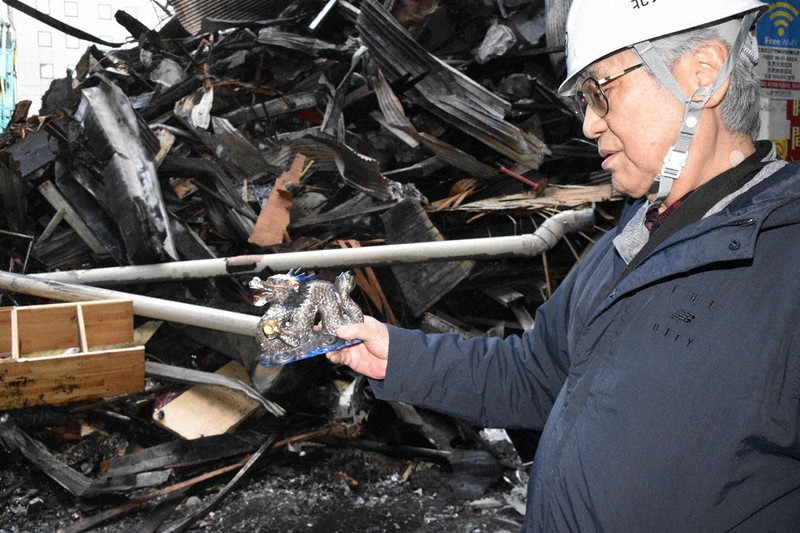 魚町火災 明治創業「陶器の戸田」 焼け跡の「辰」に再起誓う ／福岡