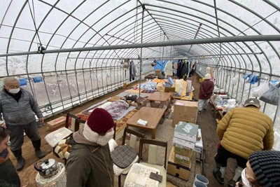 石川県輪島市稲屋町で道下貴寿さんらが自主避難するビニールハウス。7日は屋根に雪が積もり、冷え込みが強くなっている＝提供写真