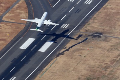 羽田空港・C滑走路が再開 現場に補修の黒い跡 衝突事故1週間 | 毎日新聞