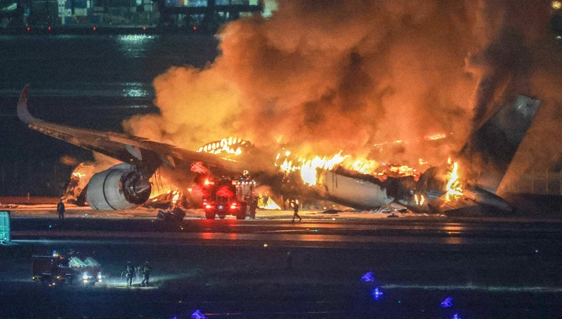 15歳のニュース JAL機、海保機と衝突 羽田空港で 乗客乗員は全員脱出
