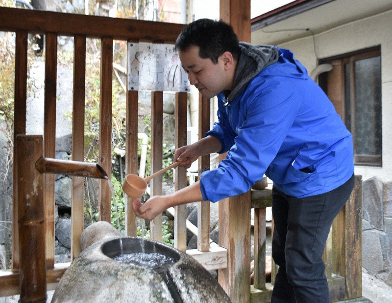 ONSENのススメ：／5止 四万に公共の飲泉所 「世のちり洗う」名湯 ほのかな塩味 じわりぬくもり ／群馬 毎日新聞
