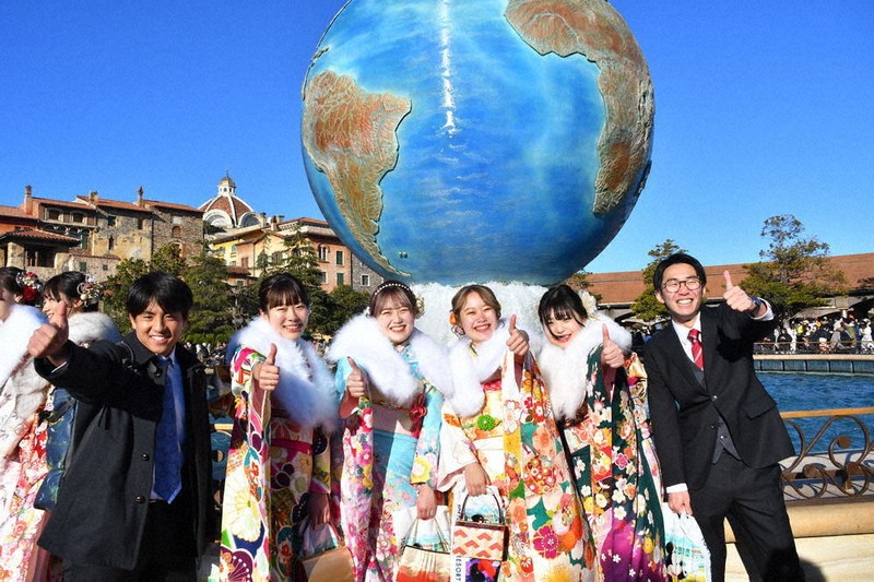 TDSで成人式 4年ぶりのミッキー祝福に笑顔と歓声 千葉 | 毎日新聞