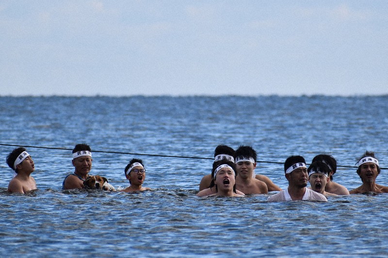 冷たくてチクチク」 水温9.5度の海で101回目の恒例行事 三重 | 毎日新聞