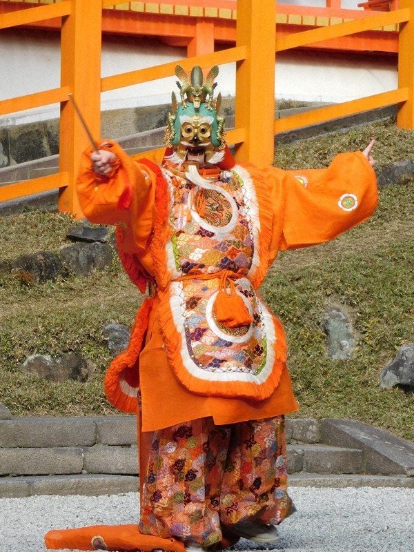 大迫力「蘭陵王」 竜の面で勇壮に 春日大社・舞楽始式 奈良 ／奈良