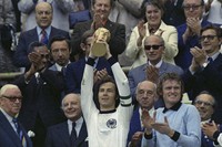 West Germany captain Franz Beckenbauer holds up the World Cup trophy after his team defeated the Netherlands by 2-1, in the World Cup soccer final at Munich's Olympic stadium, in West Germany, on Jul. 7, 1974. German soccer great Franz Beckenbauer has died at 78, news agency dpa reports. (AP Photo, File)