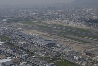 福岡空港国際線旅客ターミナル（手前）。奥は国内線旅客ターミナル＝福岡市博多区で2023年7月6日、本社ヘリから
