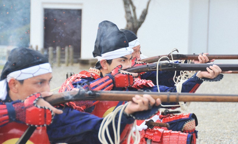 どぉーん」火縄銃で市に活気 大洲藩鉄砲隊が一役 愛媛 | 毎日新聞