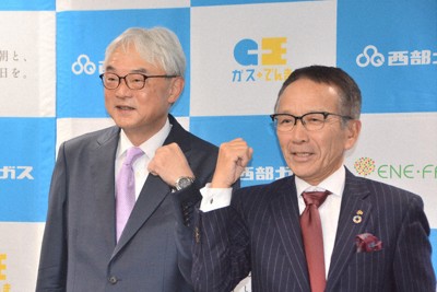 西部ガスホールディングス次期社長の加藤取締役常務執行役員（左）と道永社長