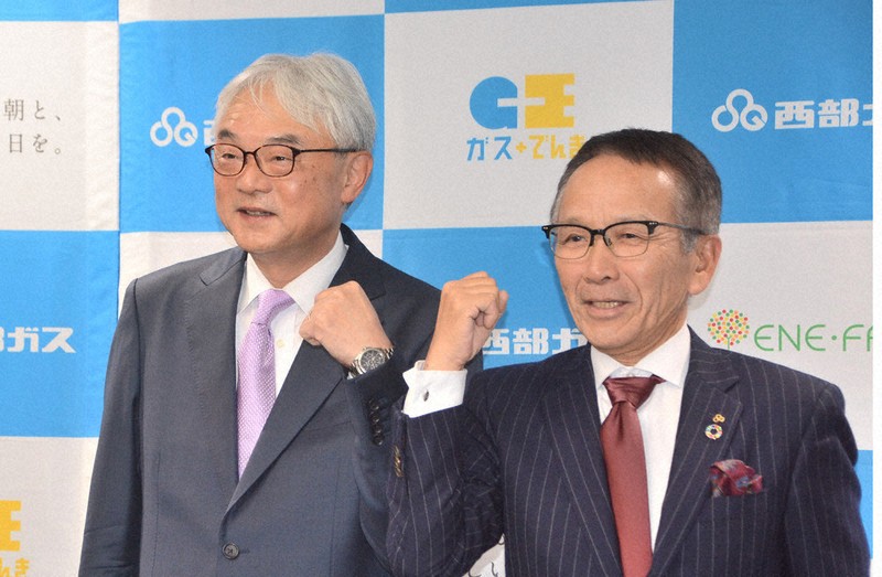 西部ガスホールディングス次期社長の加藤取締役常務執行役員（左）と道永社長