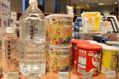 7年保存水や保存用の菓子の売れ行きも好調だという＝東京都中央区の銀座ロフトで2024年1月11日午後2時23分、坂根真理撮影
