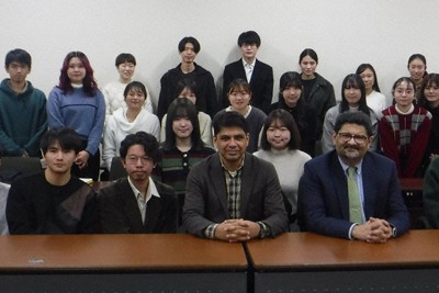 授業内講演で学生と交流