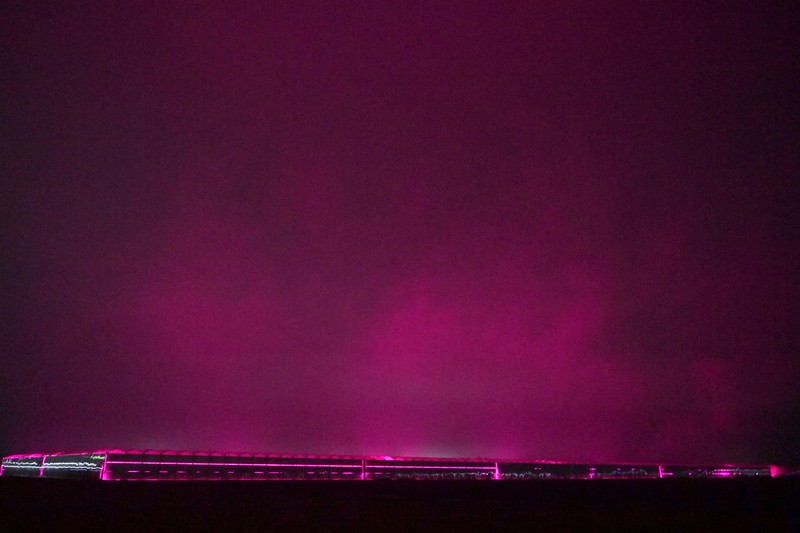 夜空を染めるピンクの光 [写真特集1/4] | 毎日新聞