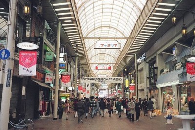 阪神大震災：誕生150年、写真で巡る 神戸・元町通 商店街一帯に展示 28