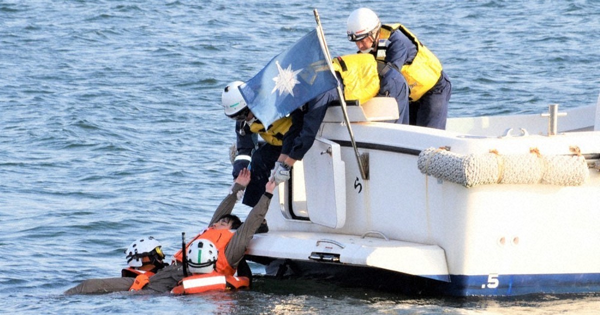潜水士が海難救助訓練 「118番」適正利用呼び掛け 徳山海保 ／山口
