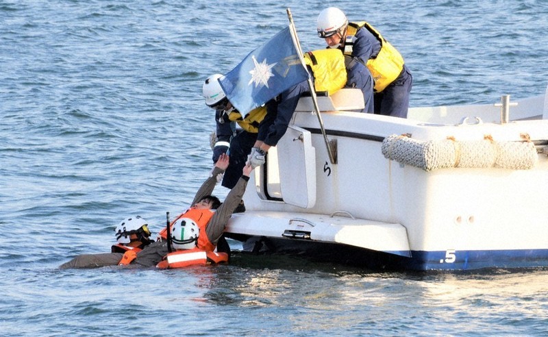 潜水士が海難救助訓練 「118番」適正利用呼び掛け 徳山海保 ／山口