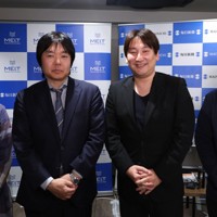 オンラインイベント後に記念写真に納まる登壇者。左から香川愛生女流四段、藤井猛九段、林隆弘さん、石井直樹さん＝東京都港区の毎日新聞麻布赤坂販売所イベントスペースで2024年1月15日午後8時21分、長澤凜太郎撮影