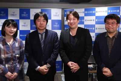 オンラインイベント後に記念写真に納まる登壇者。左から香川愛生女流四段、藤井猛九段、林隆弘さん、石井直樹さん＝東京都港区の毎日新聞麻布赤坂販売所イベントスペースで2024年1月15日午後8時21分、長澤凜太郎撮影