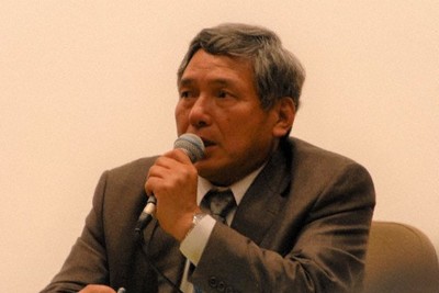 国際猛禽類保護シンポジウムで講演する関山房兵さん＝名古屋市内で2008年3月、妻の真紀子さん提供