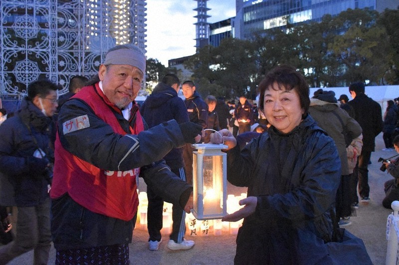 息子を強く感じる」 阪神大震災遺族の女性、2年ぶり神戸で祈り | 毎日新聞