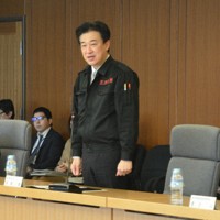 防衛省の有識者検討会であいさつする木原稔防衛相（中央）＝同省で2024年1月18日午前10時4分、松浦吉剛撮影