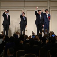 自民党の清和政策研究会（細田派）の政治資金パーティーに参加し乾杯する森喜朗元首相（右端）と安倍晋三元首相（右から2人目）ら＝東京都港区で2020年9月28日午後7時、宮間俊樹撮影