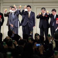 安倍派発足後初の政治資金パーティーで、ジュースの入ったグラスを掲げる安倍晋三元首相（中央）ら＝東京都港区で2021年12月6日午後6時48分、小川昌宏撮影