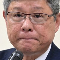 自民党安倍派の総会を終え、記者会見で「安倍（晋三）さんに申し訳ない」と目を赤くして唇をかむ高木毅事務総長＝東京都千代田区で2024年1月19日午後8時57分、北山夏帆撮影