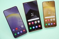 サムスン電子が発表した新型スマートフォン「Galaxy S24」シリーズ。左からGalaxy S24+、Galaxy S24 Ultra、Galaxy S24