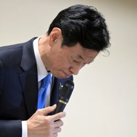 自民党安倍派の総会を終え、記者会見で頭を下げる西村康稔前経済産業相＝東京都千代田区の同党本部で2024年1月19日午後9時12分、北山夏帆撮影