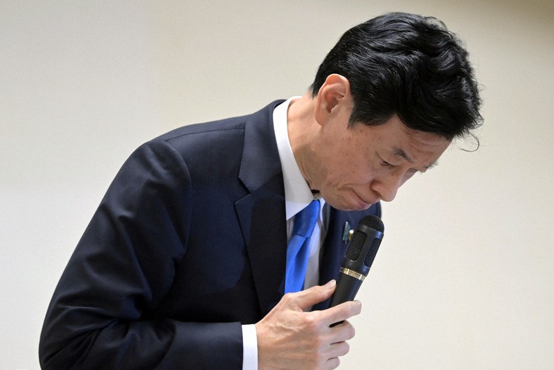 自民党安倍派の総会を終え、記者会見で頭を下げる西村康稔前経済産業相＝東京都千代田区の同党本部で2024年1月19日午後9時12分、北山夏帆撮影