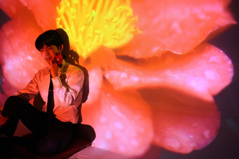 藤井聡太王将「大人の表情」ツバキと共に 王将戦第2局で勝者の撮影