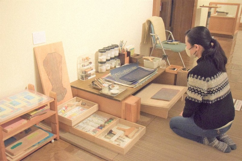 木版画家・川上澄生企画展 多彩な「刷り」技法知る 作業場で実演と解説