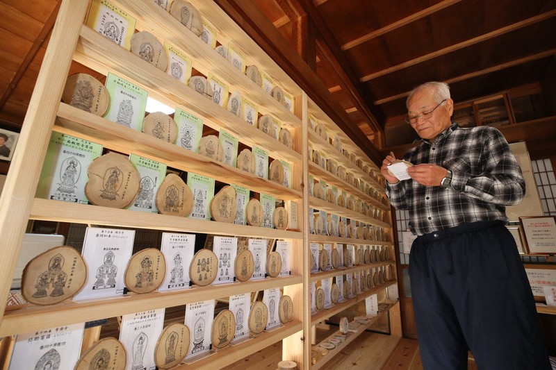四国霊場の本尊「針描画」に 妻に先立たれた夫が描いた400点 | 毎日新聞