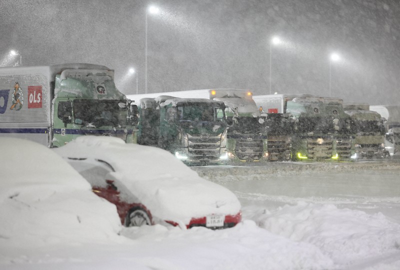 名神高速・関ケ原IC、大雪で車立ち往生 上下線で5～6km [写真特集2/10