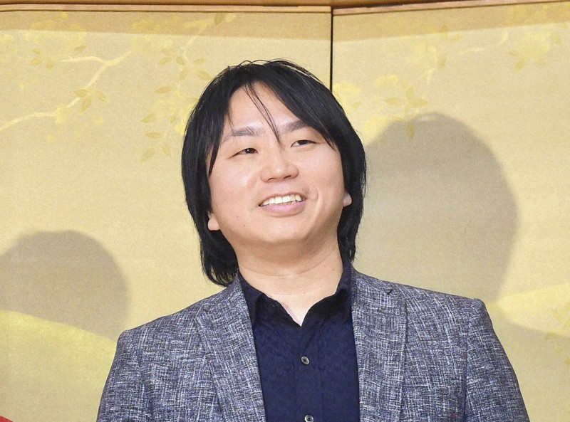 「ニムロッド」が芥川賞に決まり、記者会見で笑顔を見せる上田岳弘さん＝東京都千代田区で2019年1月16日午後7時37分、竹内紀臣撮影