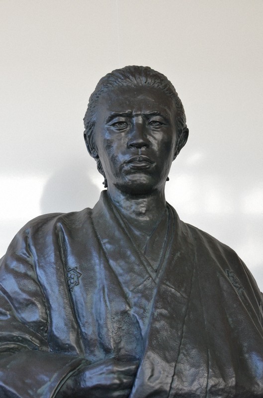 ハンサム！」坂本龍馬の声聞ける？ 「リアル龍馬像」お披露目 | 毎日新聞