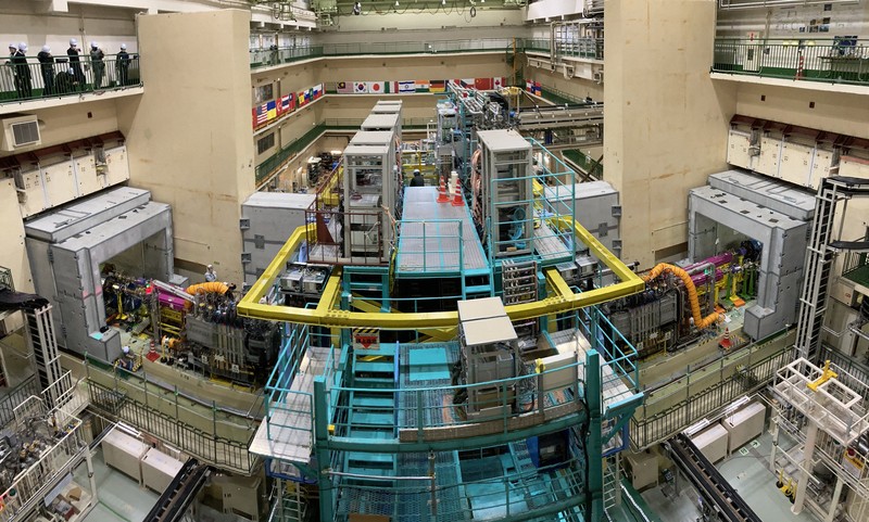 1兆分の1.5秒」に宇宙創成の謎探れ ベル2実験、性能高め再開 | 毎日新聞