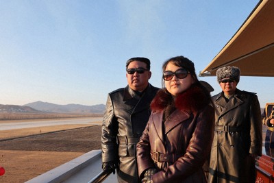 昨年11月、朝鮮人民軍のデモ飛行を参観する金正恩朝鮮労働党総書記（左端）と金ジュエ氏とみられる娘（手前）＝朝鮮中央通信・朝鮮通信