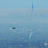 東京都内上空を高度約500メートルで飛行するオスプレイ。後ろに見えるのは東京スカイツリー＝2022年12月9日、本社ヘリから加藤隆寛撮影（写真は動画から）