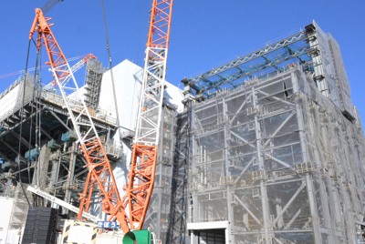 東京電力福島第1原発の2号機原子炉建屋（左）の横に設置されている燃料取り出し用構台（右）＝福島県大熊町で2023年10月17日、宮間俊樹撮影
