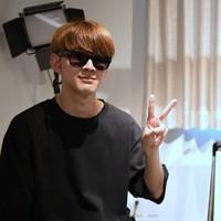 ピアノの前でポーズをとるピアノユーチューバー・よみぃさん＝宮本明登撮影