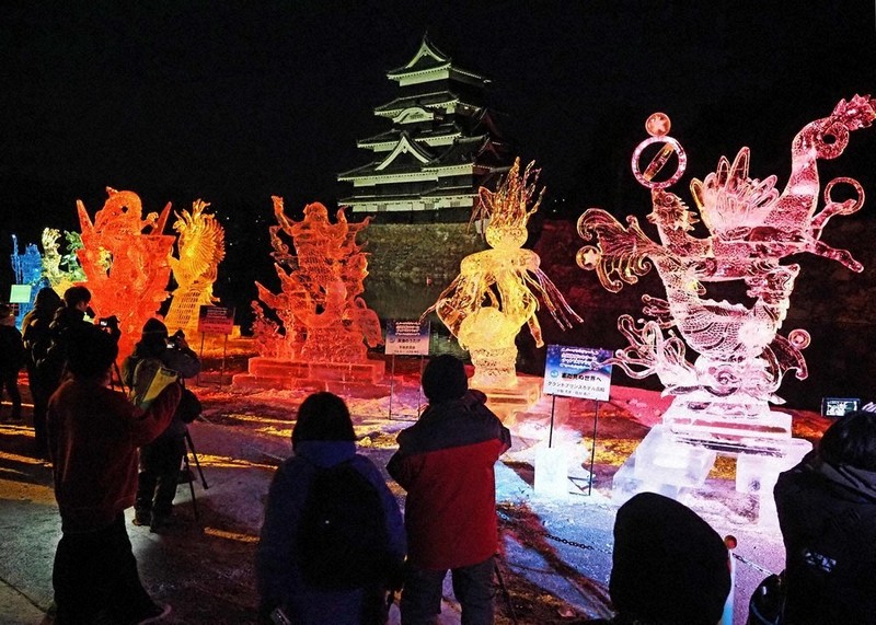 写真散歩：氷の芸術、国宝と共演 松本城氷彫フェス、全国13チーム腕