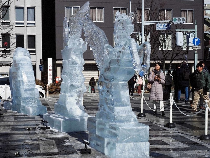 写真散歩：氷の芸術、国宝と共演 松本城氷彫フェス、全国13チーム腕