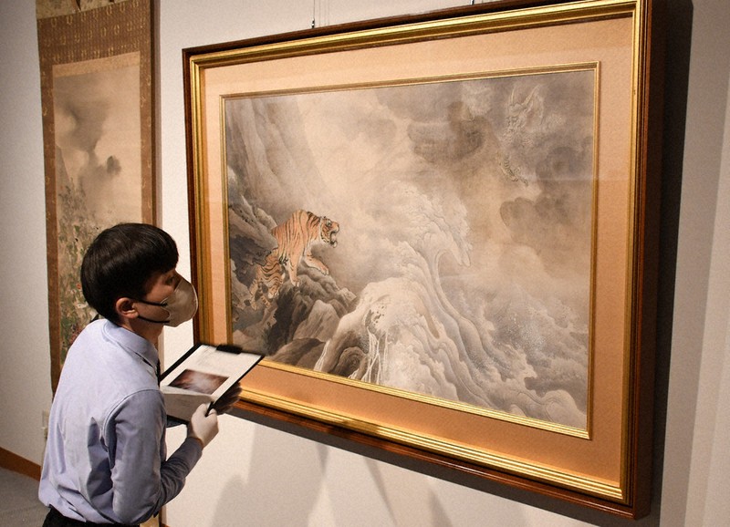 橋本雅邦の「龍虎図」下絵調査 「皇居三の丸尚蔵館」の研究員 「リアル
