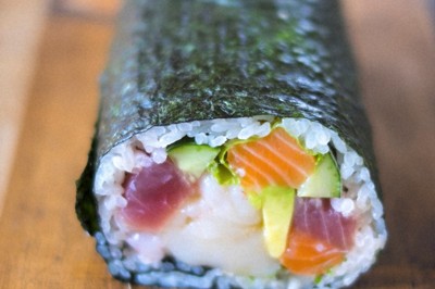 海産物などの具材が詰まった海鮮恵方巻き＝帝国データバンク提供