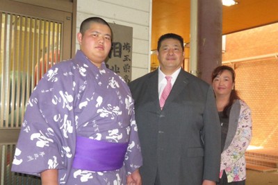 佐渡ケ嶽部屋への入門を決めた埼玉栄高3年の鎌谷将且（左）と、父の佐渡ケ嶽親方（中央）、母鎌谷真千子さん＝さいたま市で2015年10月6日午前11時43分、村社拓信撮影