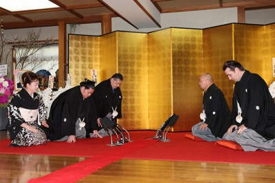 大関昇進の伝達を受ける琴ノ若（左から2人目）。同3人目は佐渡ケ嶽親方＝千葉県松戸市の佐渡ケ嶽部屋で2024年1月31日午前10時18分（代表撮影）